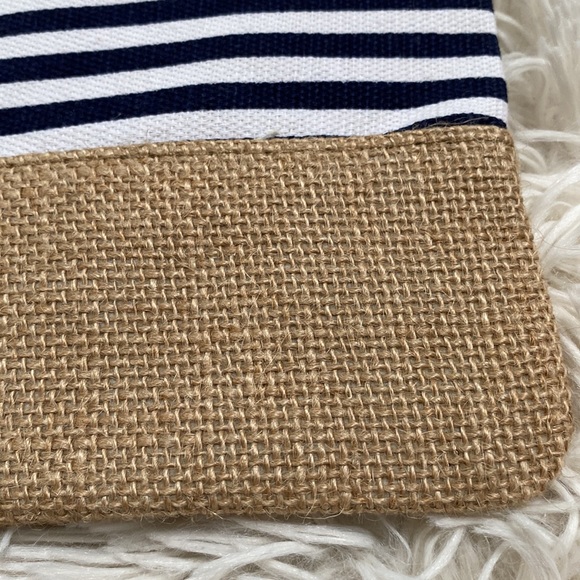 🎉HP🎉 A & O International Striped Wristlet 💗 White Navy & Tan - Picture 8 of 15